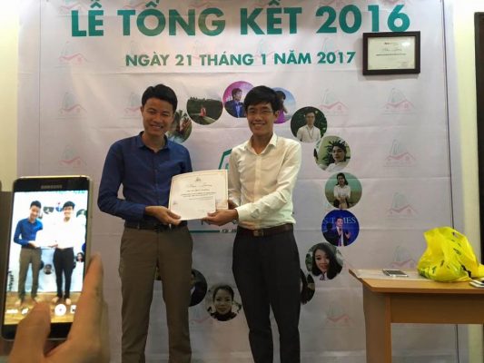 Giám đốc Vũ Huy Khoái trao phần thưởng cho cá nhân đạt thành tích xuất sắc nhất năm 2016