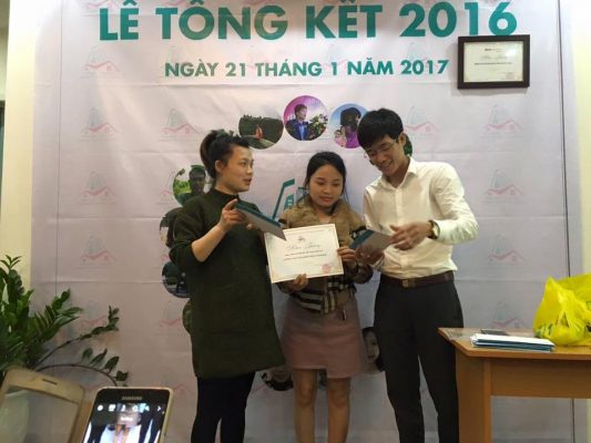 Giám đốc Vũ Huy Khoái trao phần thưởng cho cá nhân đạt thành tích xuất sắc nhất năm 2016